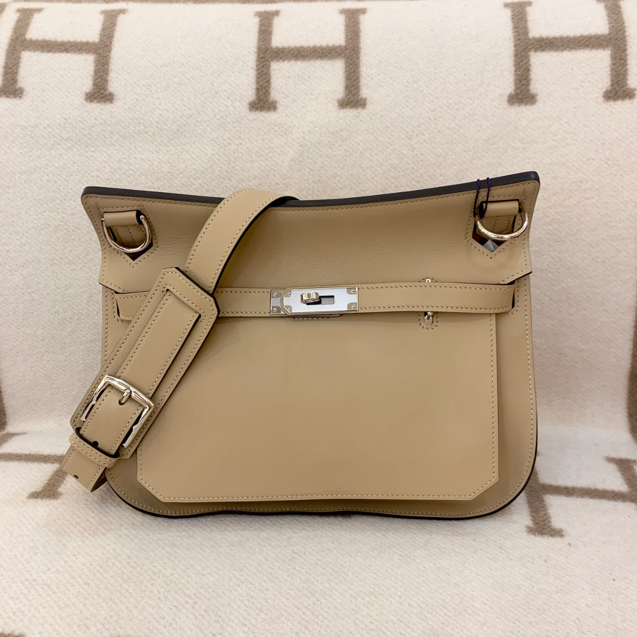 99新 Hermes/爱马仕 吉普赛 28 X s皮  风衣灰拼奶茶 mk103139