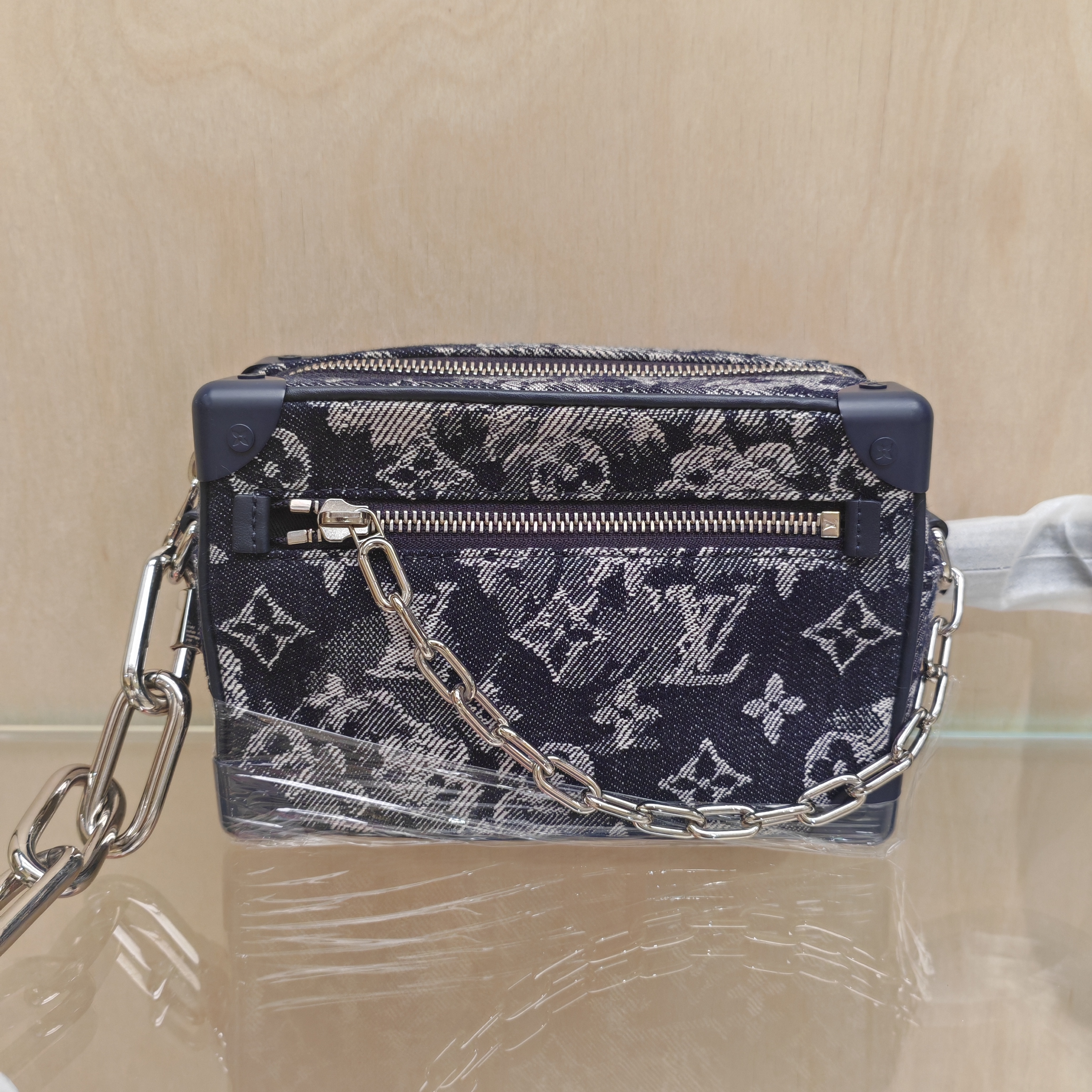 99新 LouisVuitton/路易威登 【文子姐专属】D1904 软盒子斜挎包