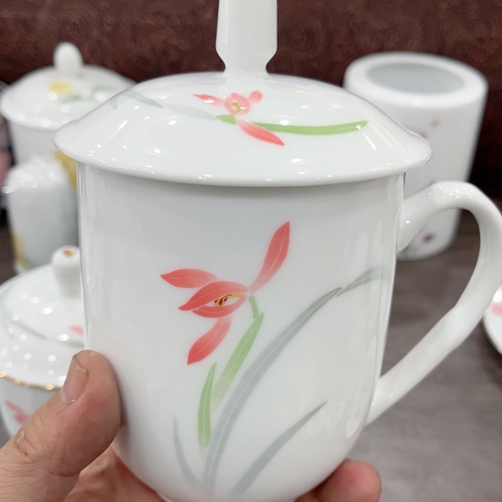 壶釉下五彩的瓷器和瓷器