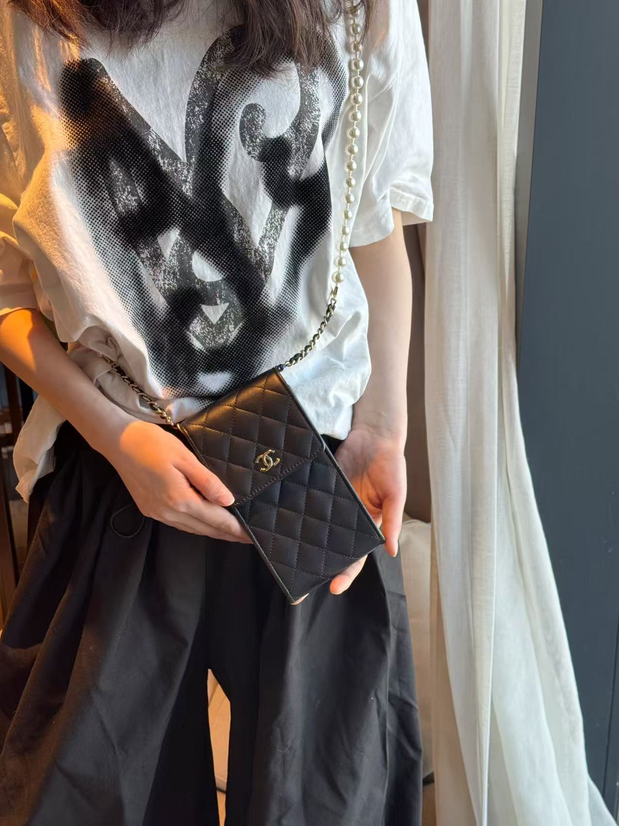 99新 Chanel/香奈儿 展会外场！黑金珍珠链条斜跨手机包