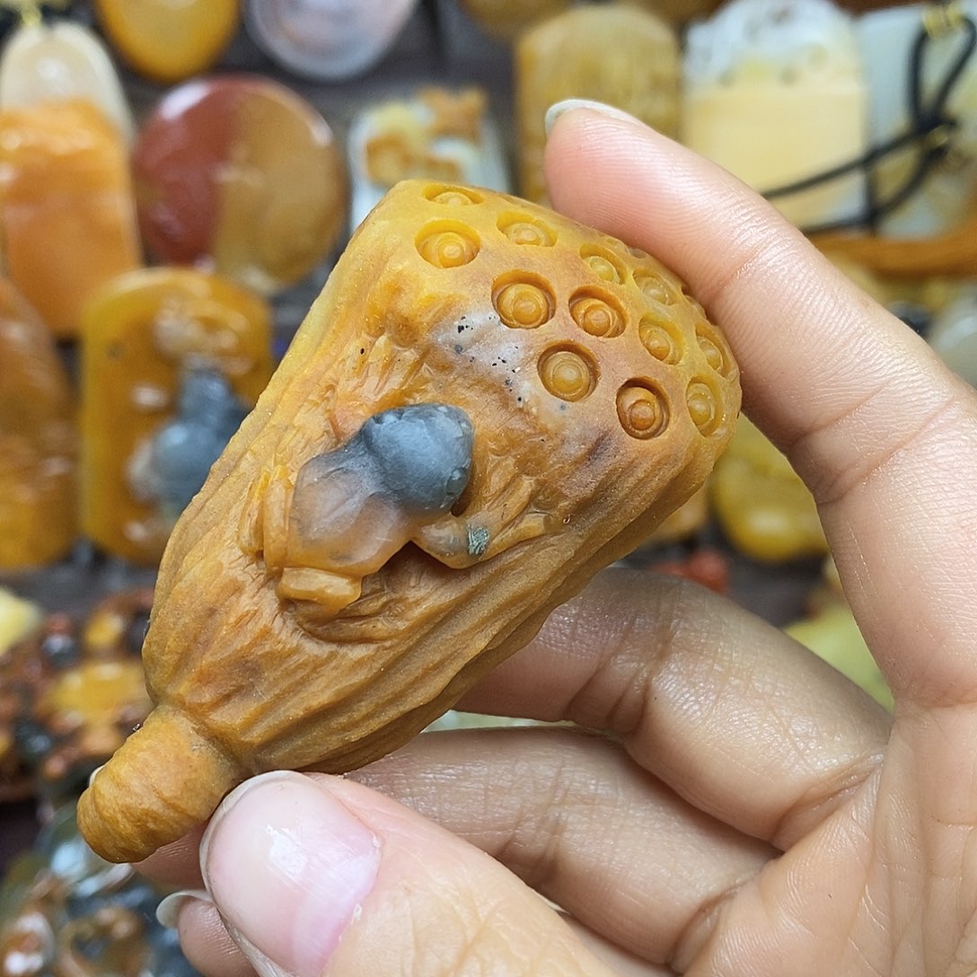 石英质玉（黄龙玉）颈饰未镶嵌