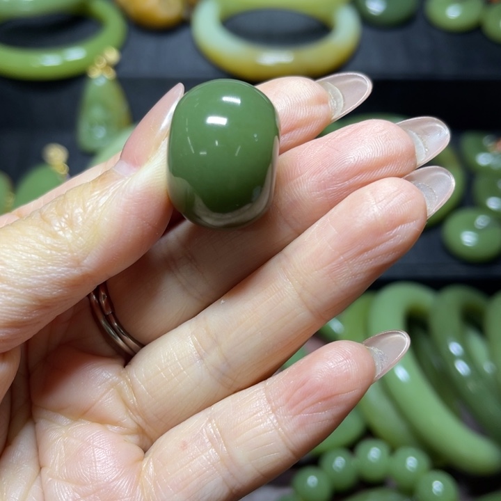 颈饰未镶嵌和田玉洛**克