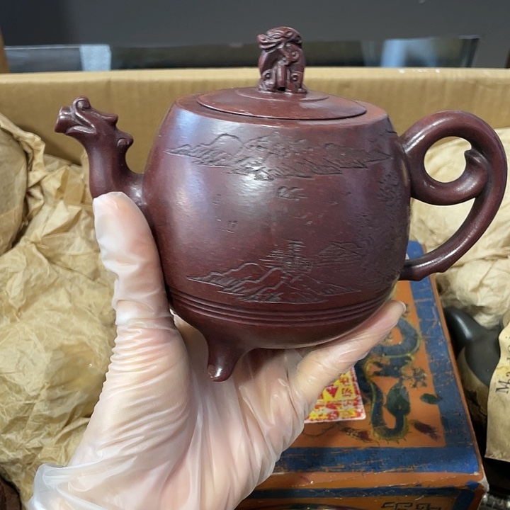 紫砂茶壶矿泥料手工制作的一把紫砂壶。