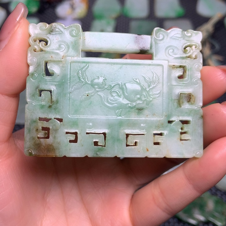 翡翠挂件未镶嵌……