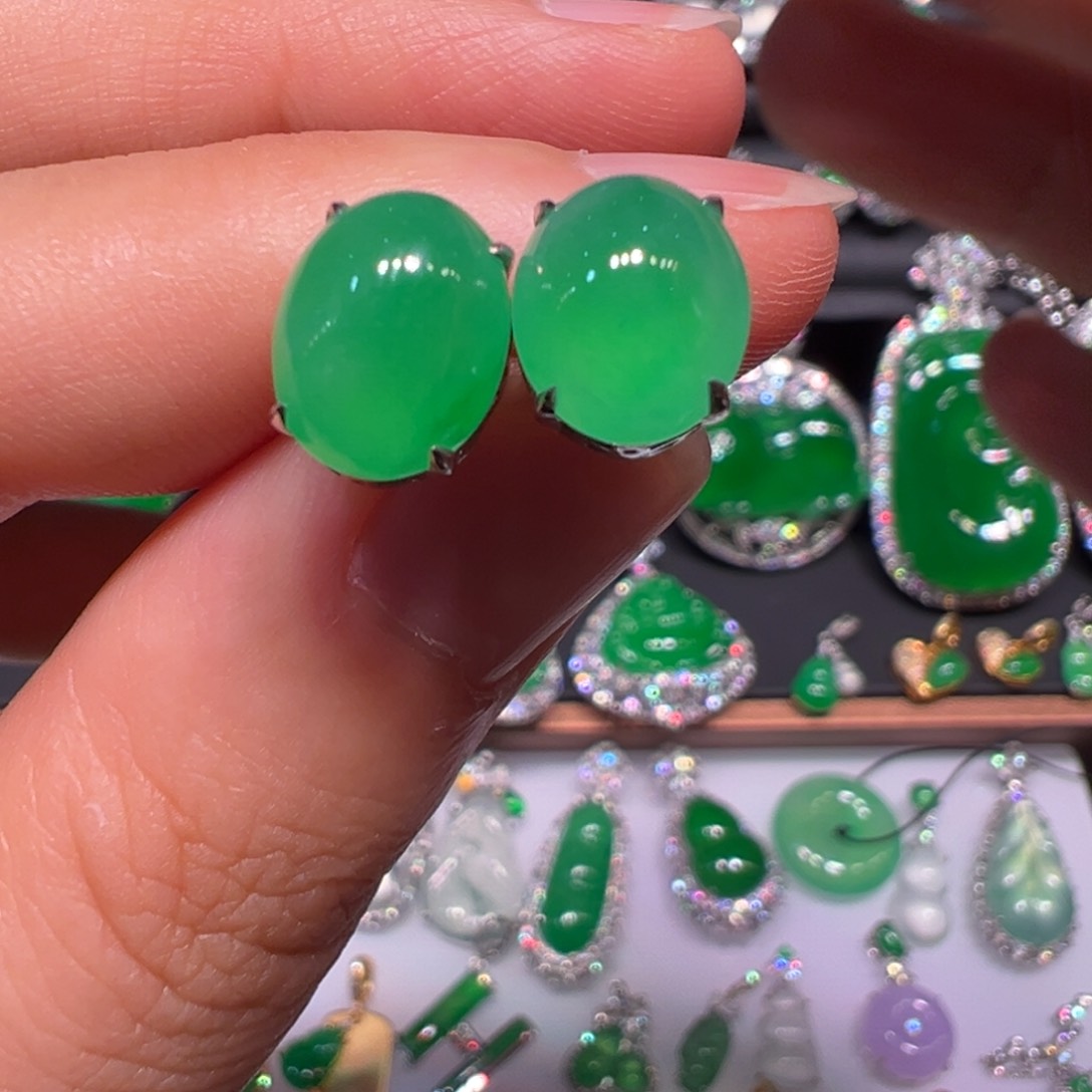 翡翠18K金镶嵌颈饰蛋面