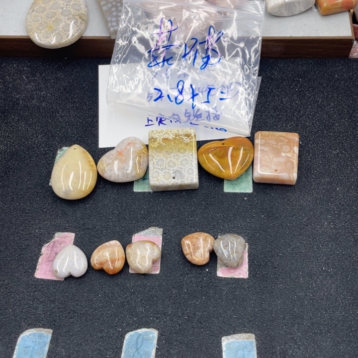 茶***喵硅化珊瑚（珊瑚玉）合金颈饰