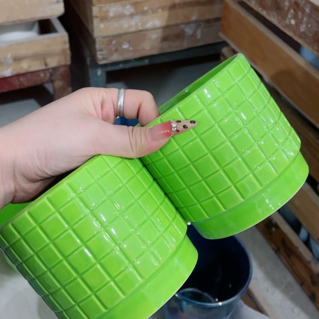 有孔，陶瓷花盆满10米包邮发货。微瑕介意慎拍