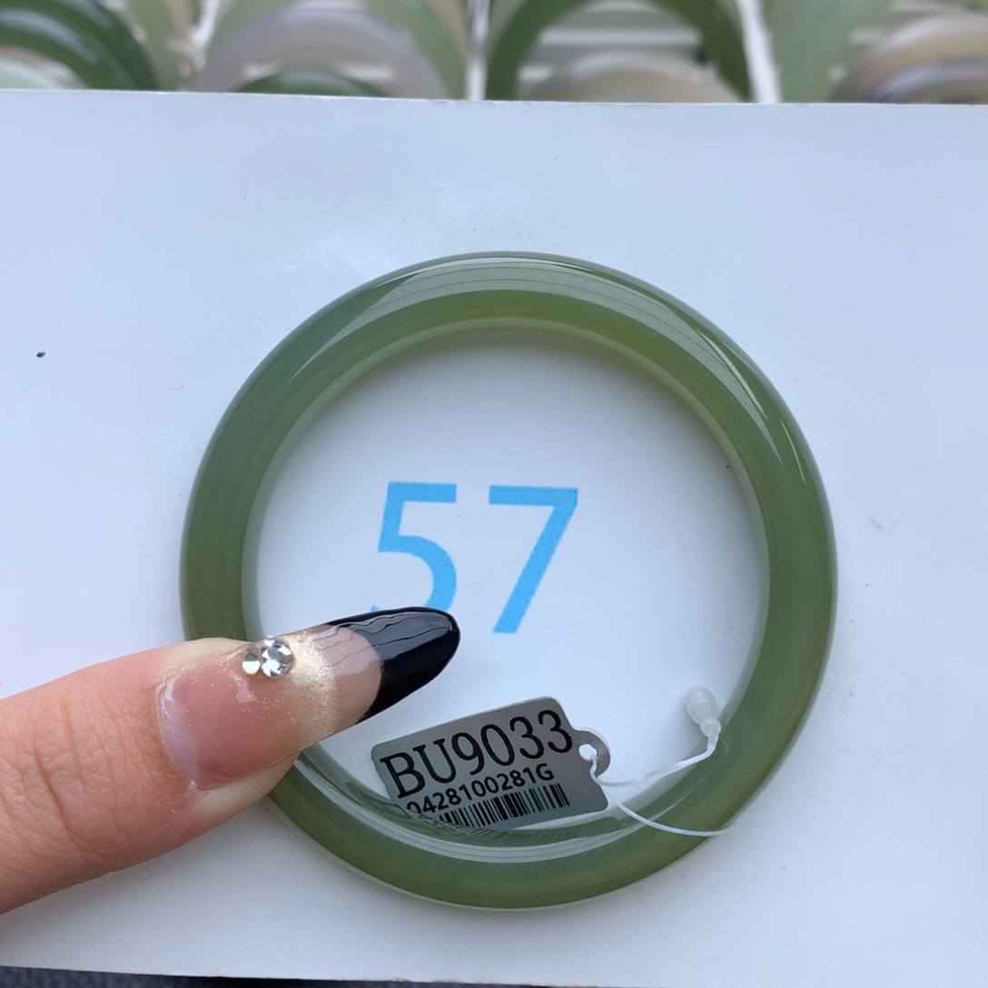 和田玉手镯未镶嵌八****?