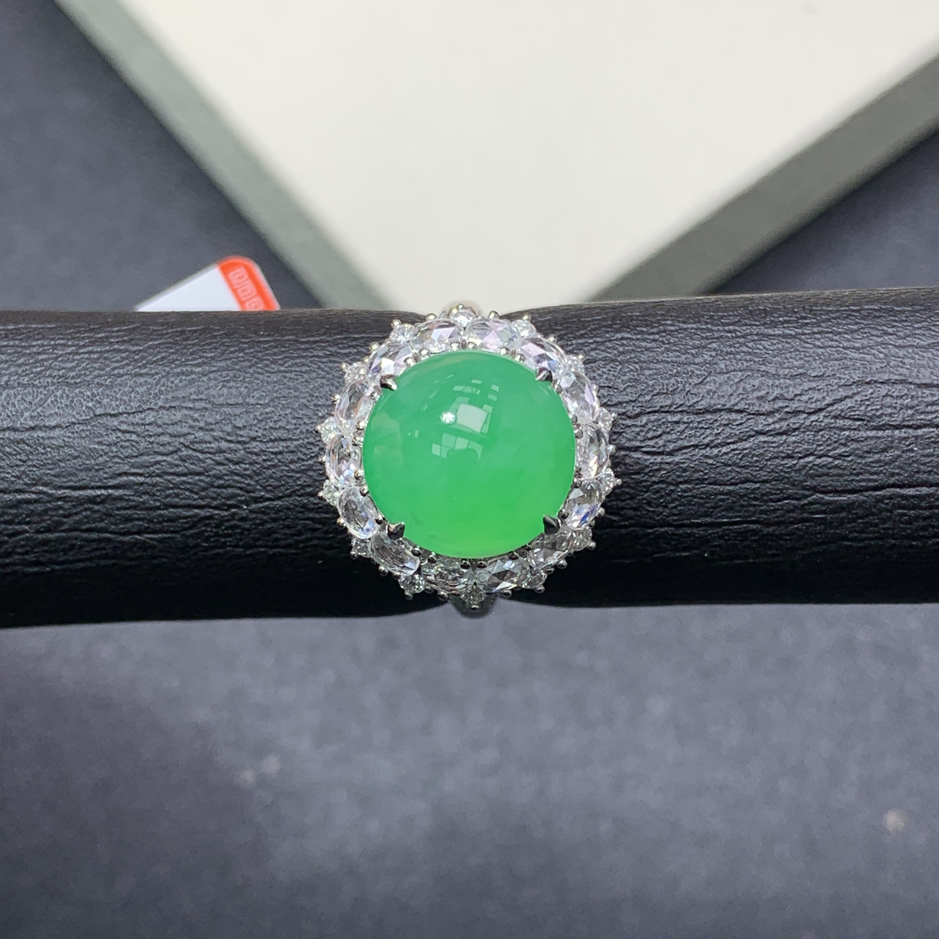 新品推荐·18K金冰阳绿蛋面缅A翡翠玉石戒指绿色满绿