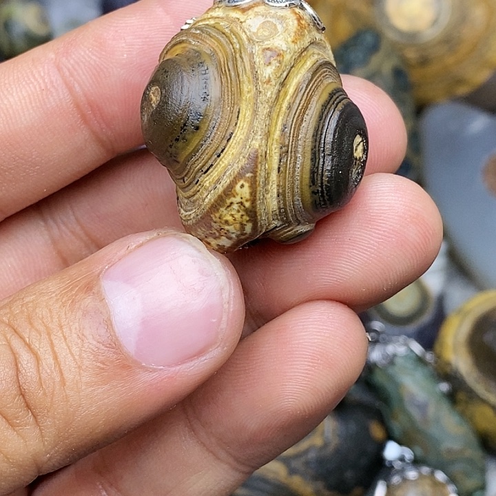 亮*石头珠子是真的