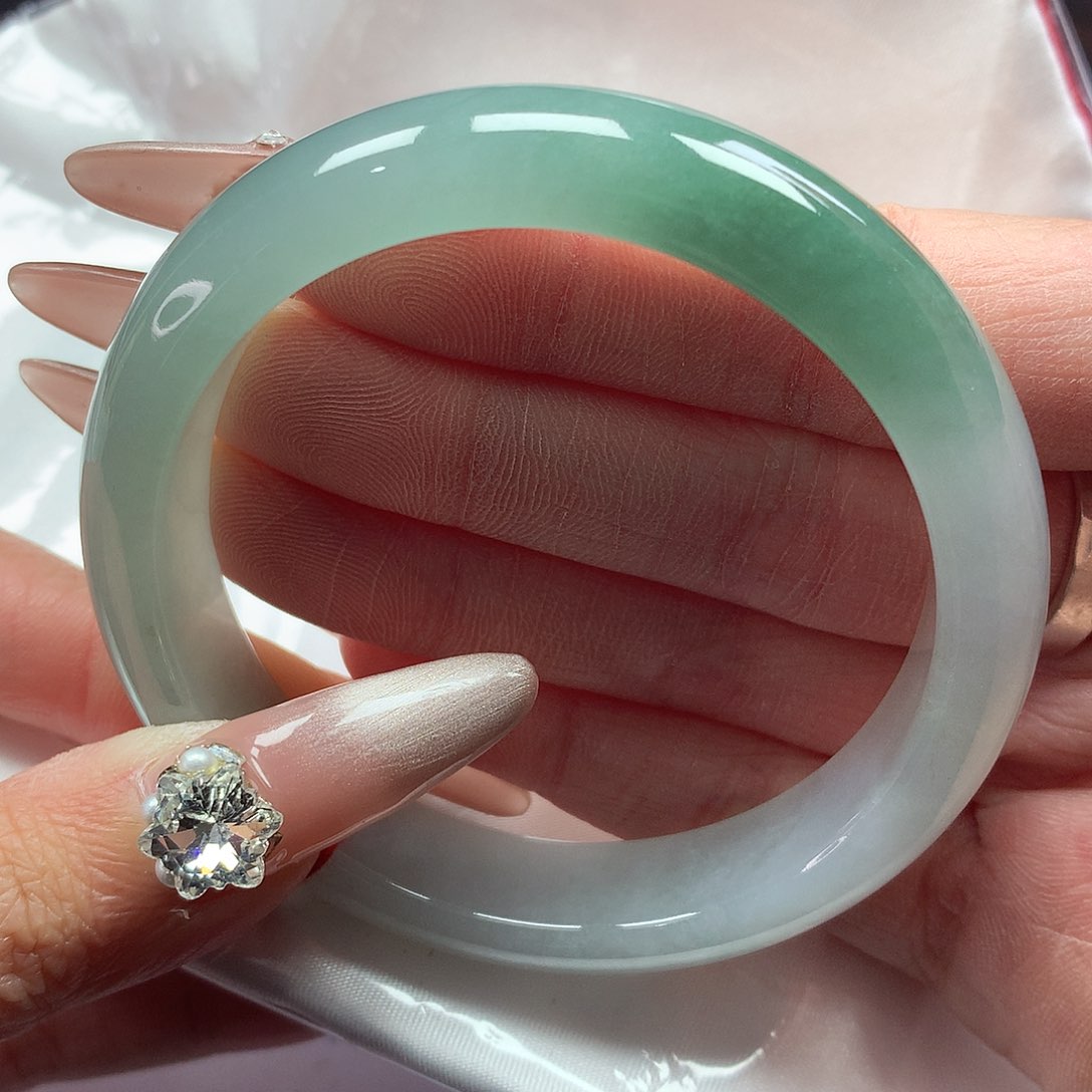 翡翠手镯未镶嵌今****么55圈