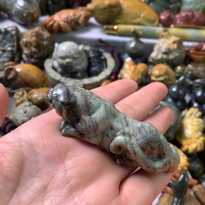 未镶嵌岫岩河磨玉（透闪石质玉）把件