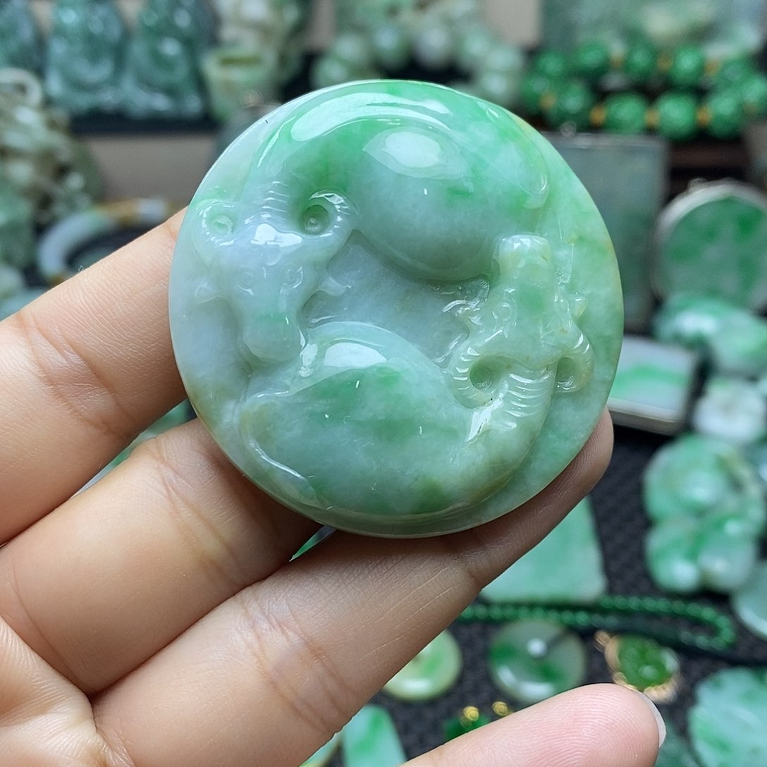 翡翠挂件未镶嵌缅甸天然翡翠牛牌