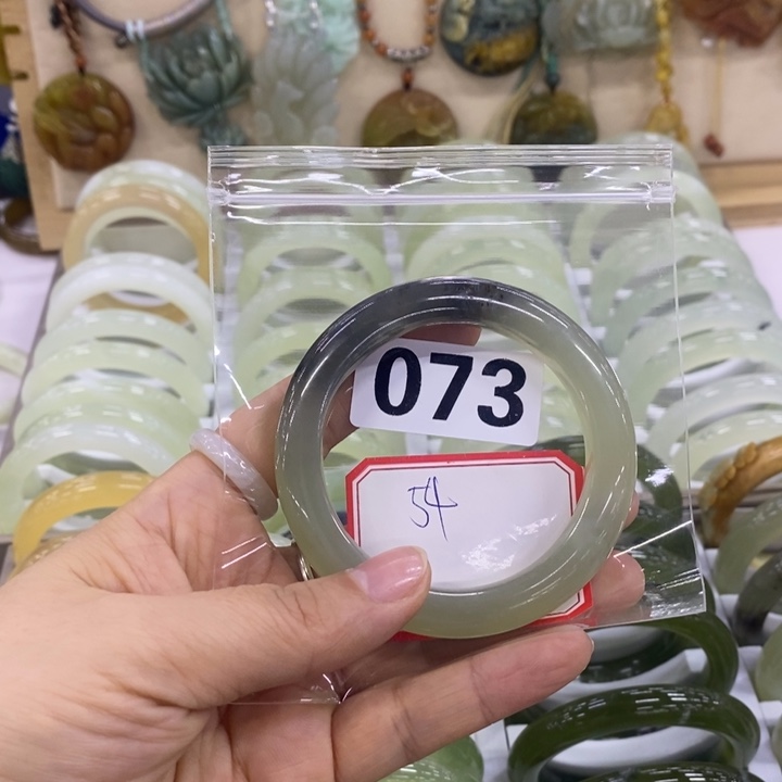 岫玉未镶嵌手镯（圆镯）