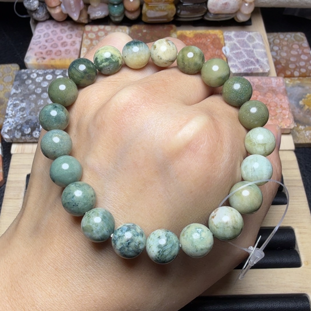 石英质玉未镶嵌9.5咪渐变绿珠，有