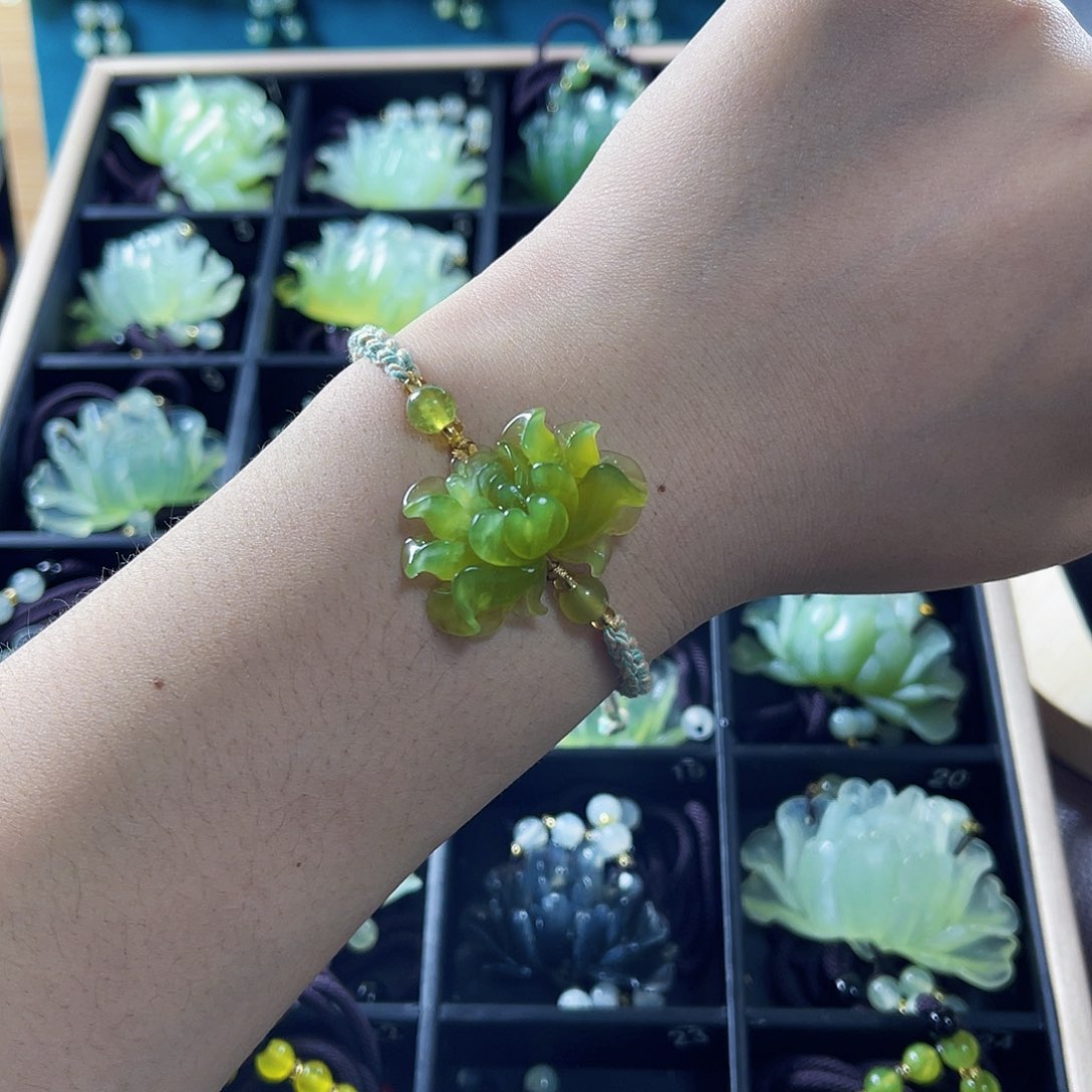 蛇纹石玉颈饰未镶嵌