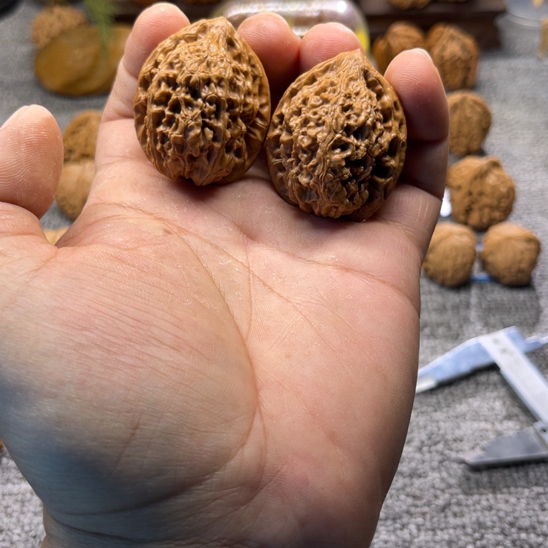 文玩核桃把件牡丹纹