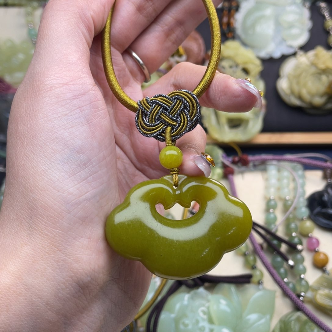 蛇纹石玉颈饰未镶嵌