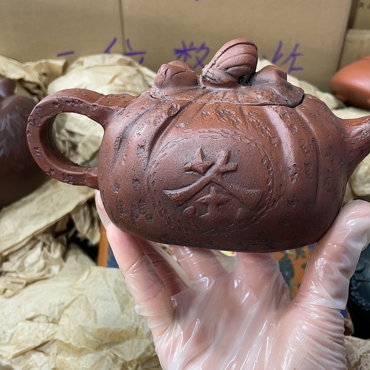 茶壶紫砂矿泥料，手工制作一把紫砂壶。