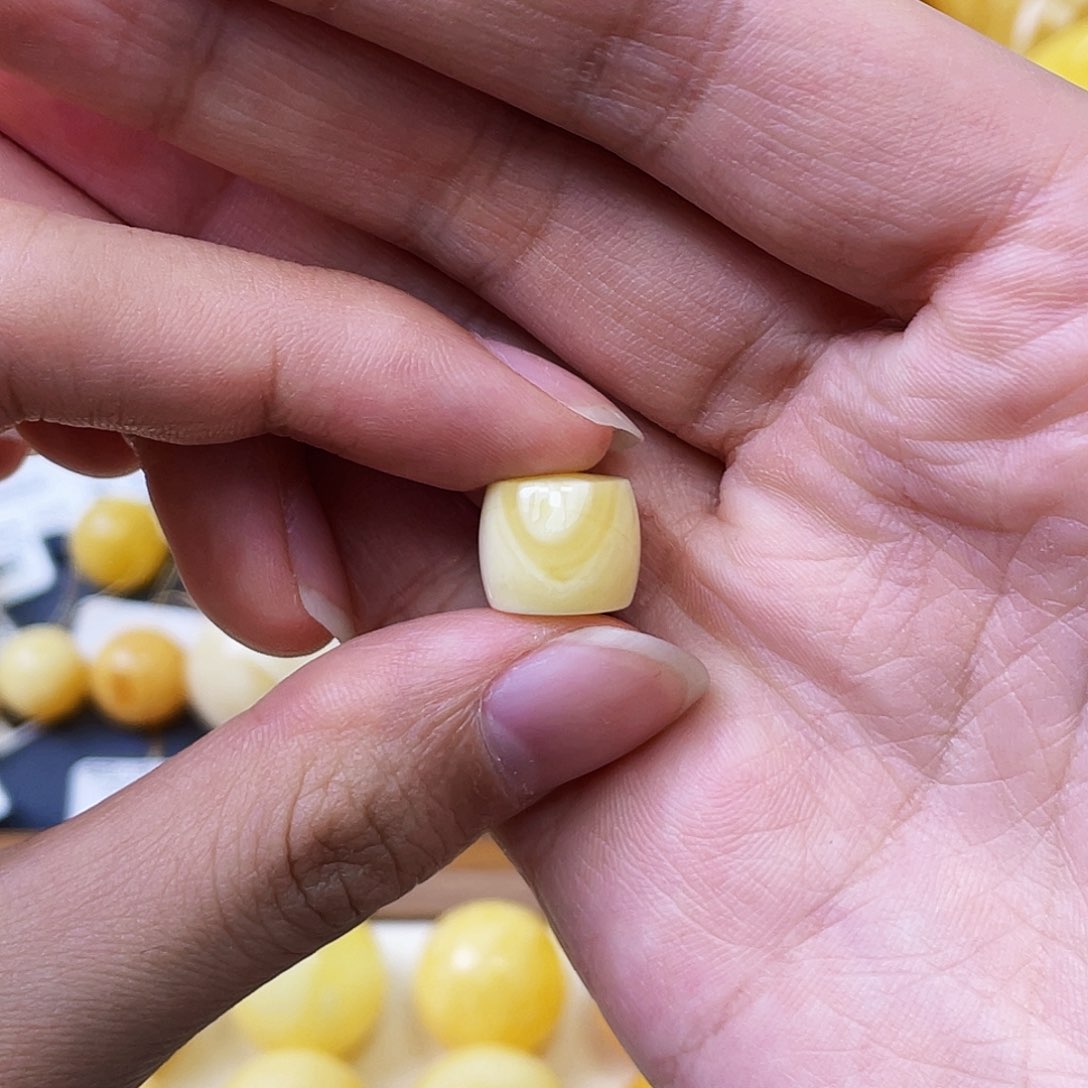 蜜蜡未镶嵌珠宝奇石_11.7*10.1mm黄白浓蜡直切微瑕