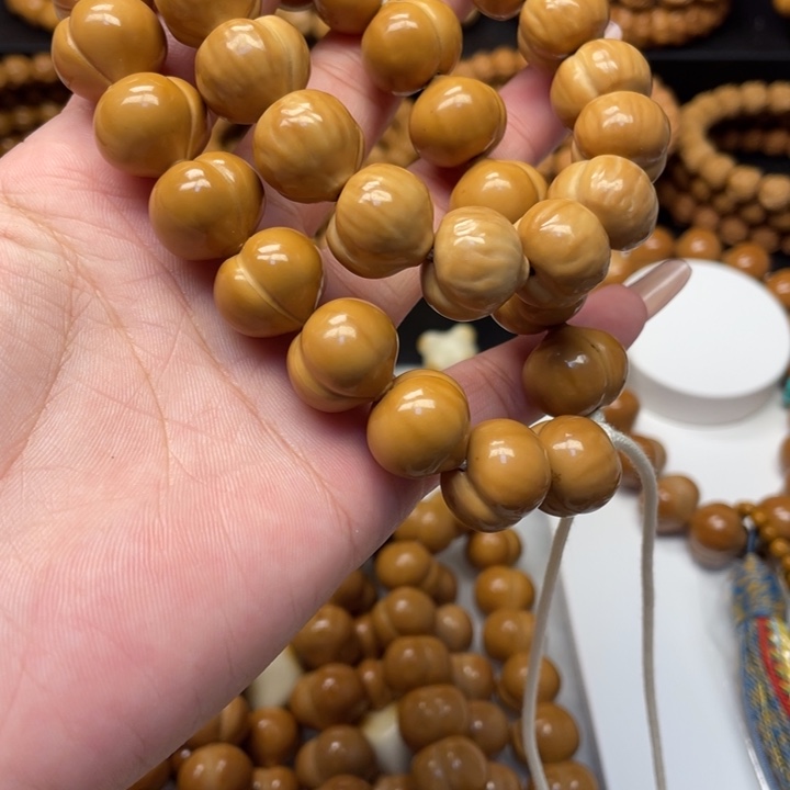 鸿***）猴头核桃吊坠微瑕屁桃2条