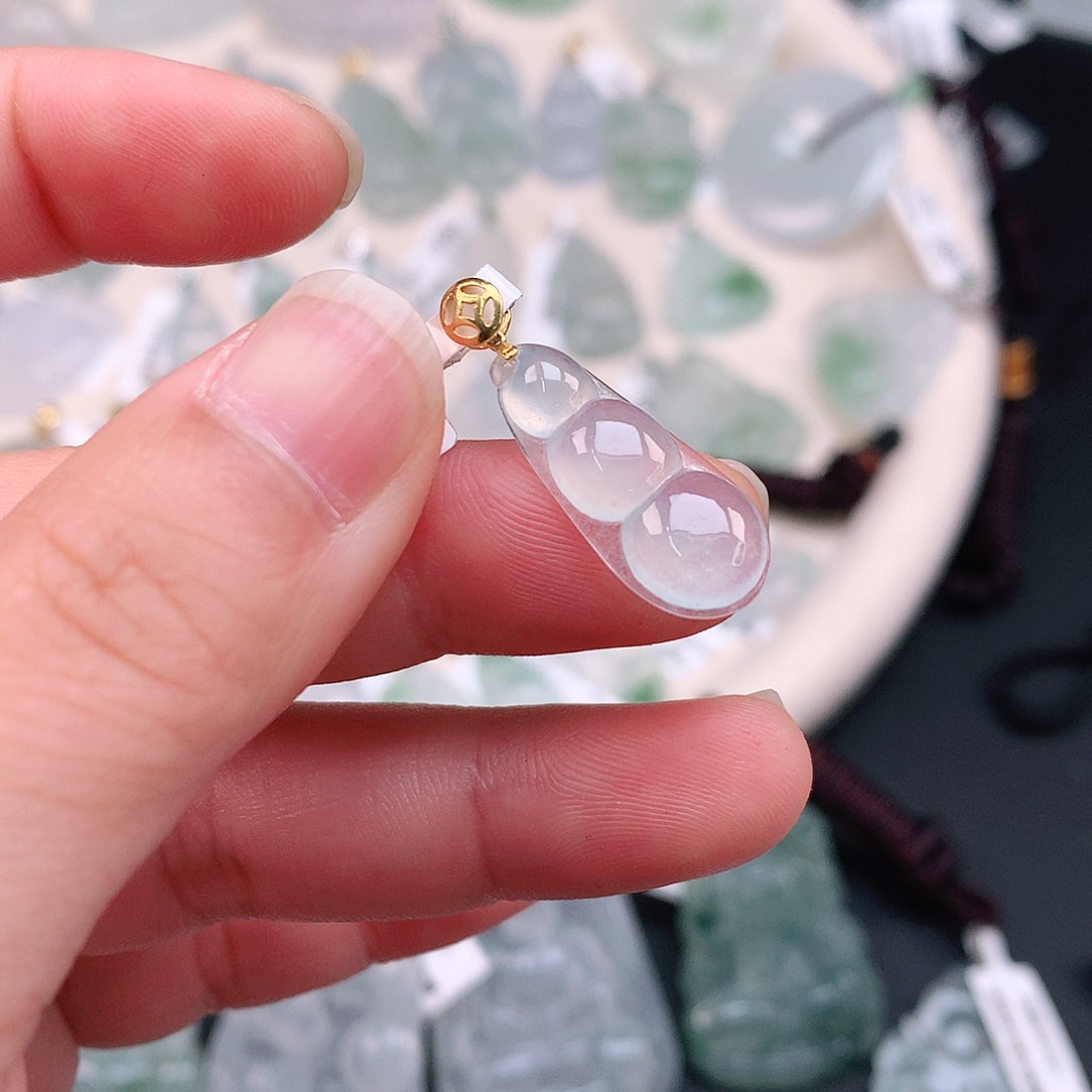 翡翠颈饰18K金镶嵌高冰豆子17*4.5*4