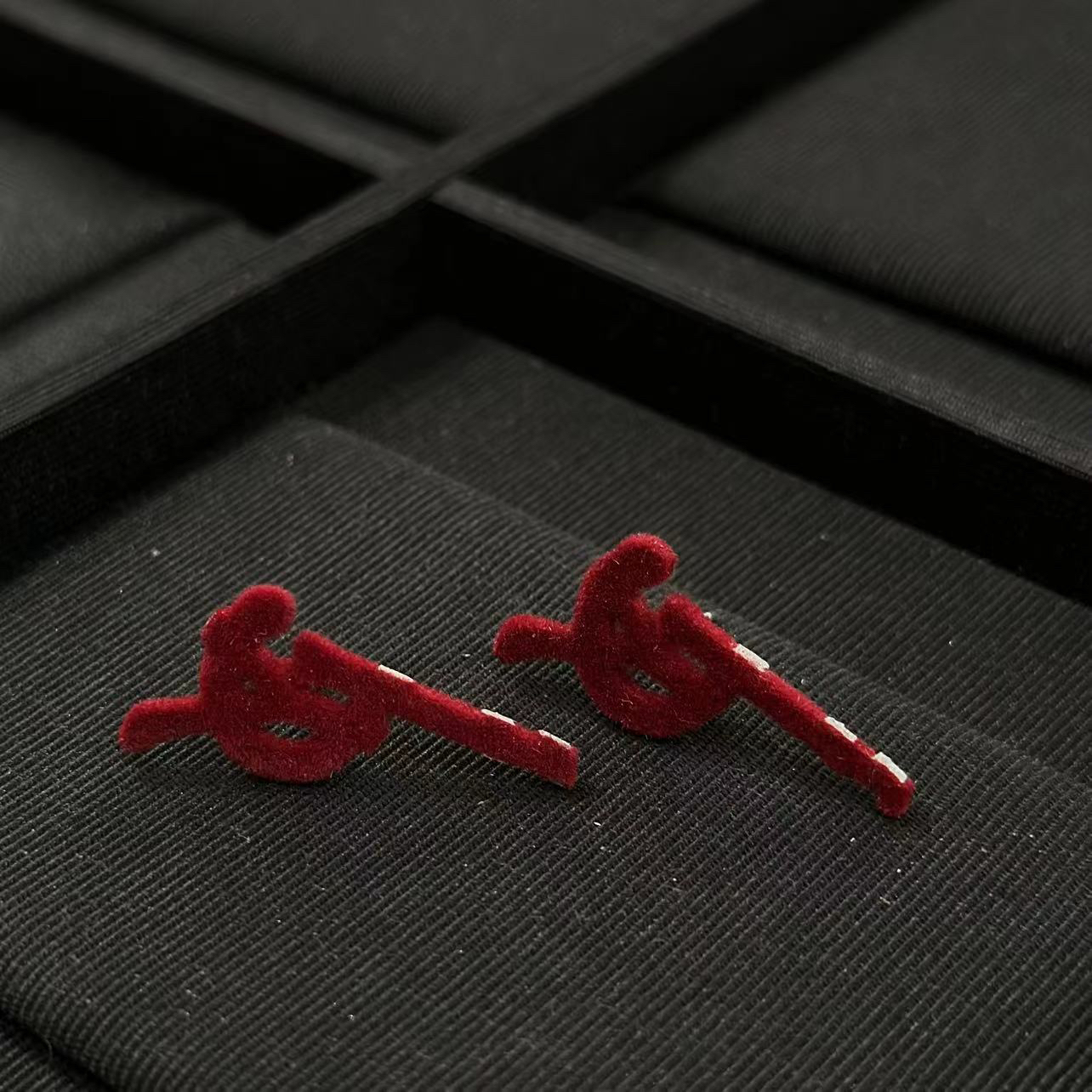 铜合金耳饰 红色字母时尚耳饰-91022