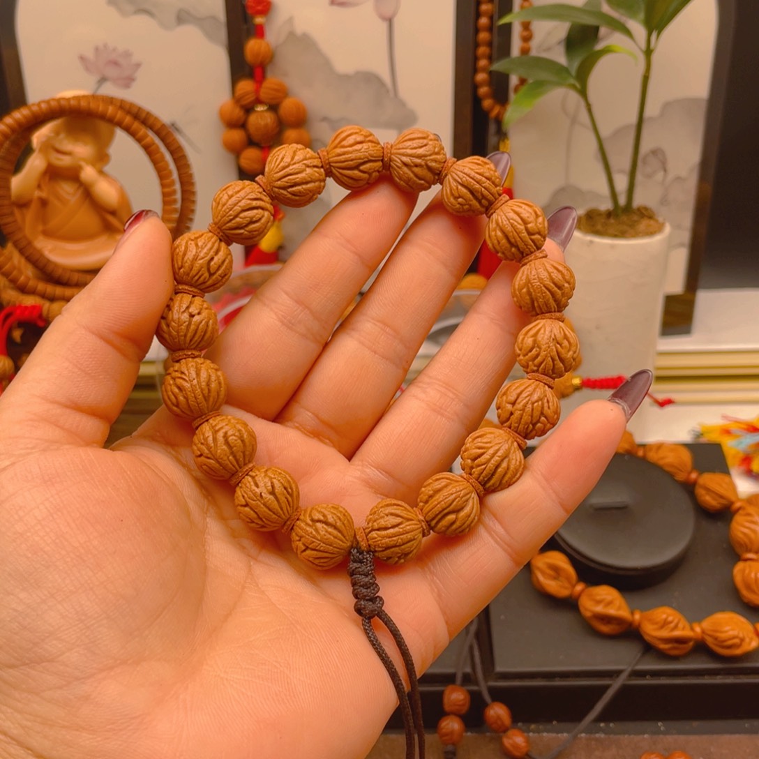 情***遥桃核手串红红火火。红红火火