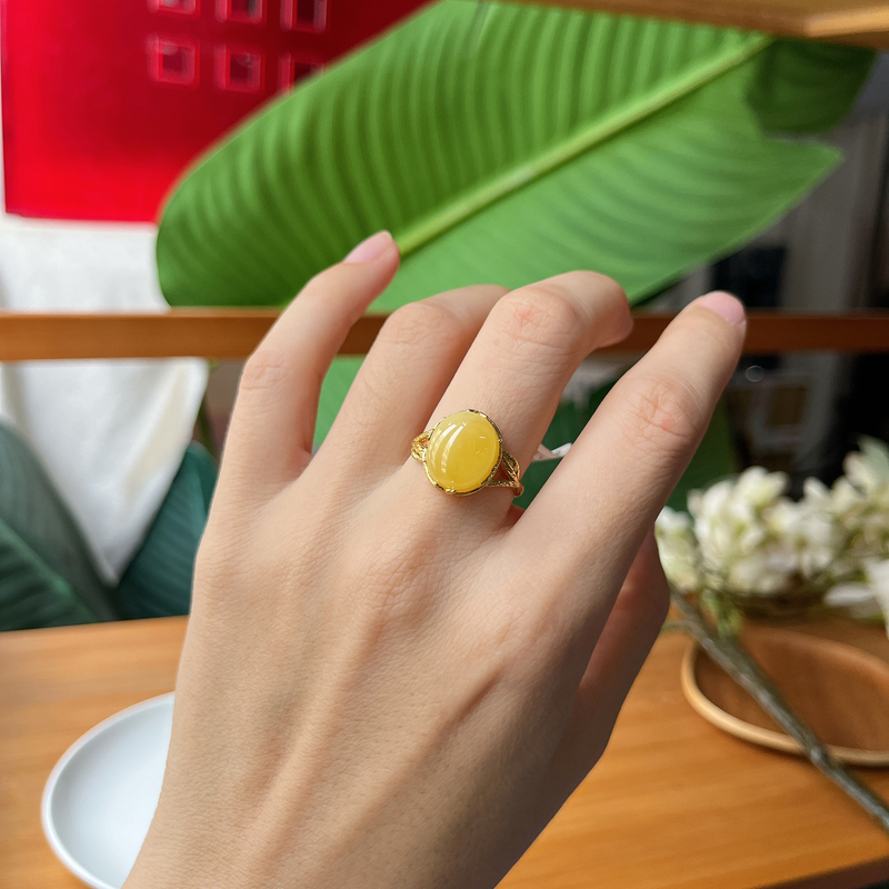 【郭老师】约11*13mm戒面俄料鸡油黄蜜蜡开口戒指(S925银镀金）