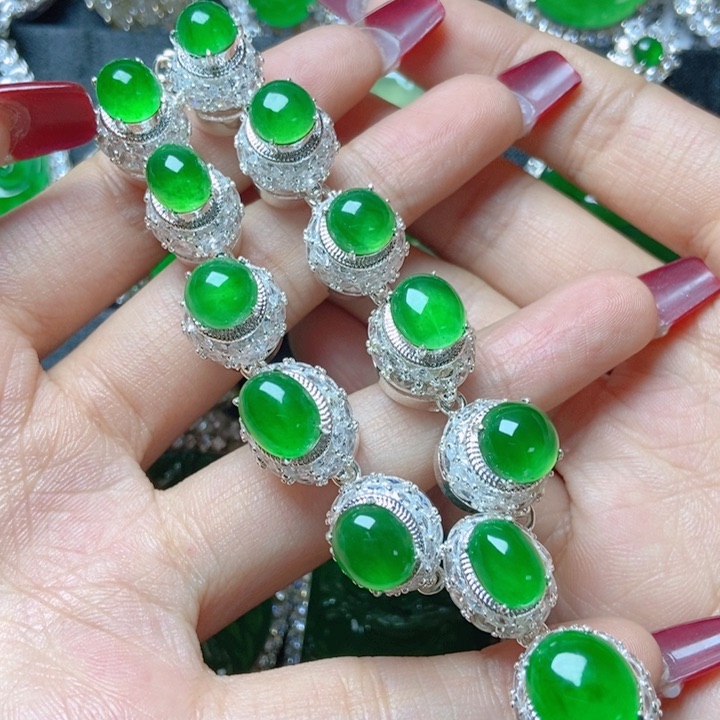 翡翠颈饰未镶嵌18。