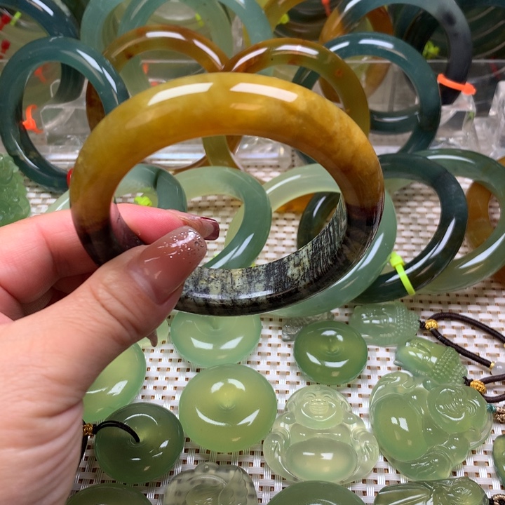 蛇纹石玉手镯60圈口微瑕未镶嵌