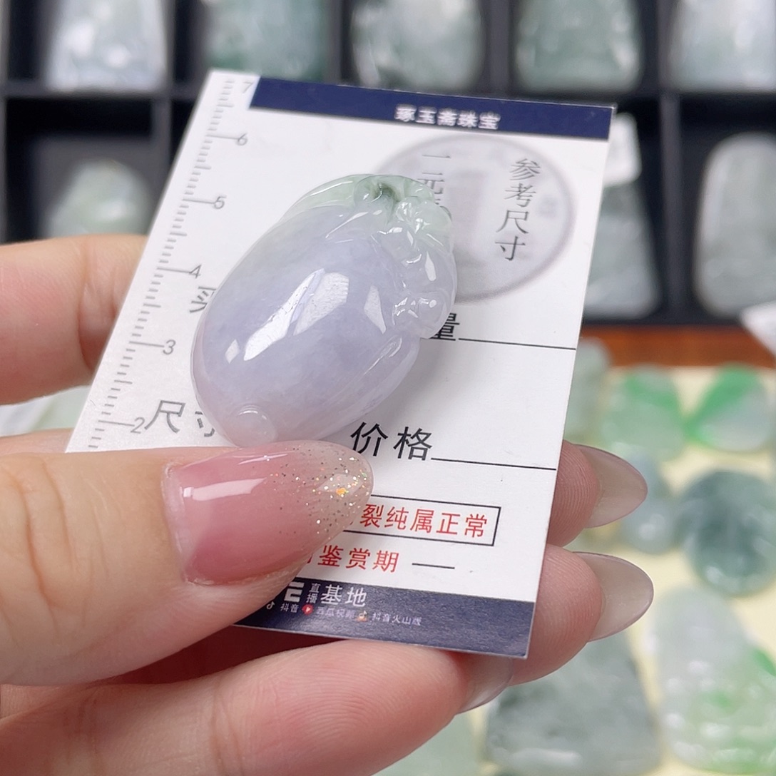 翡翠未镶嵌颈饰桃子