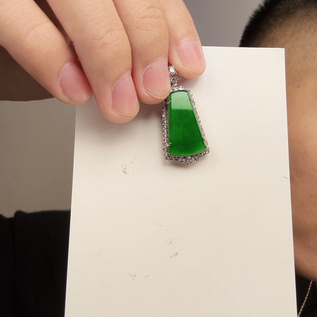 翡翠未镶嵌颈饰一件