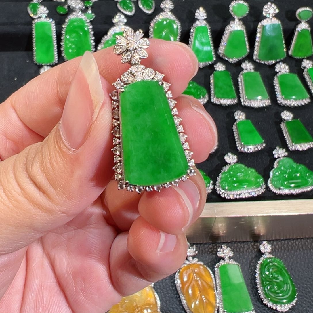 【闪购商品】翡翠吊坠(不含链)18K金镶嵌