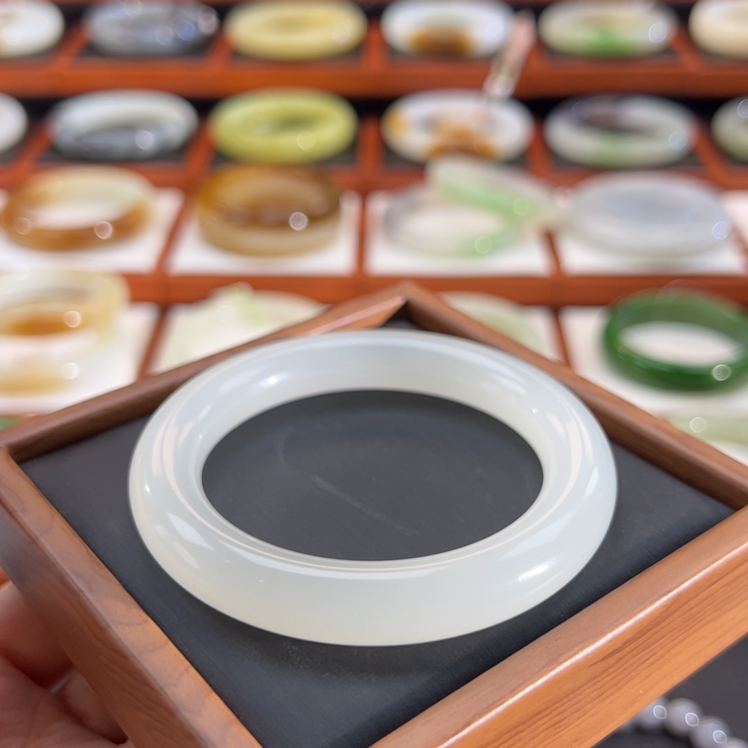 Y***~和田玉未镶嵌手镯