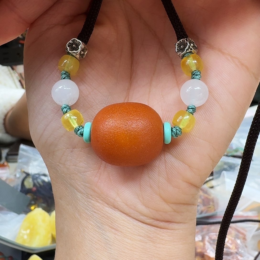 琥珀裸石未镶嵌……