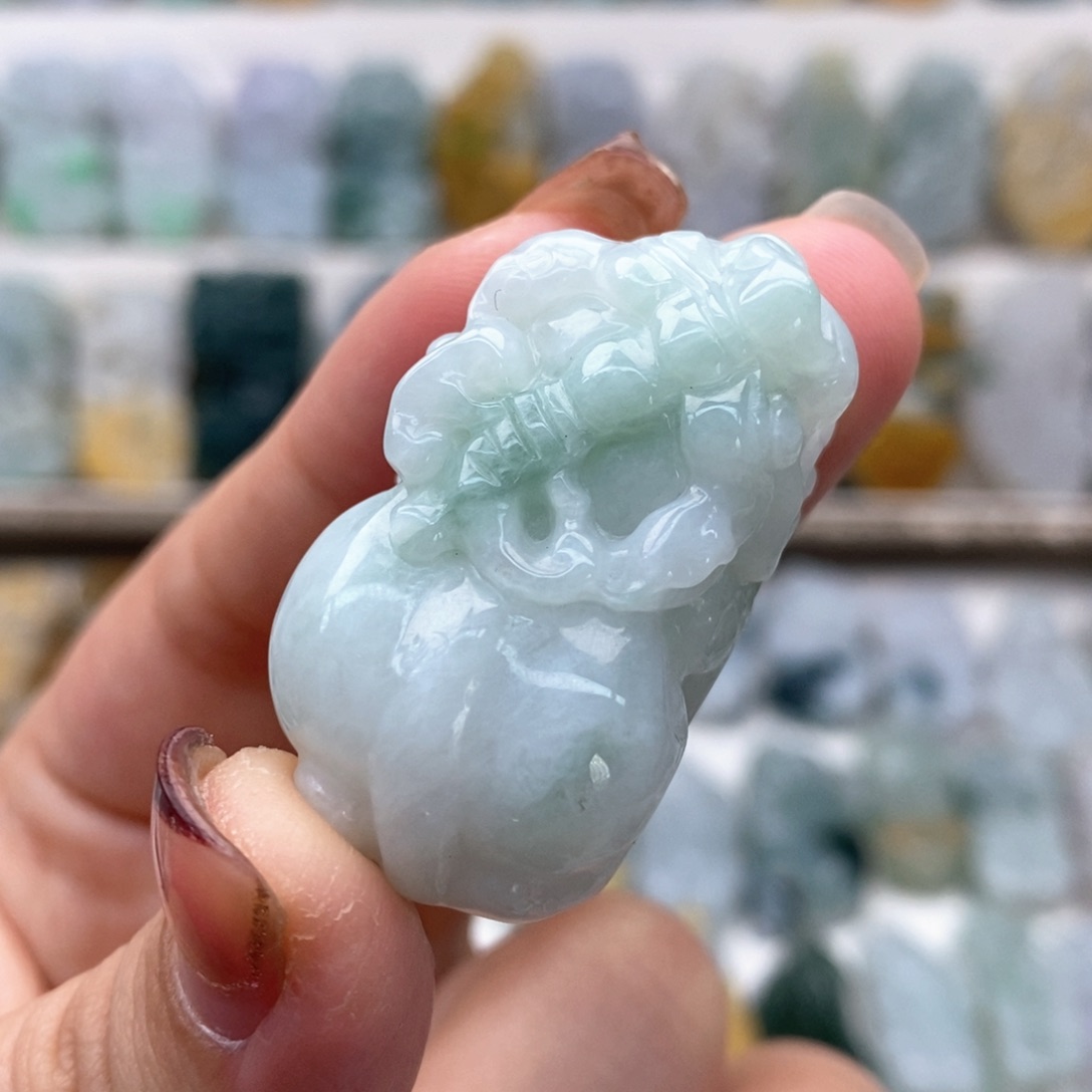 翡翠吊坠(赠链)未镶嵌口含珠