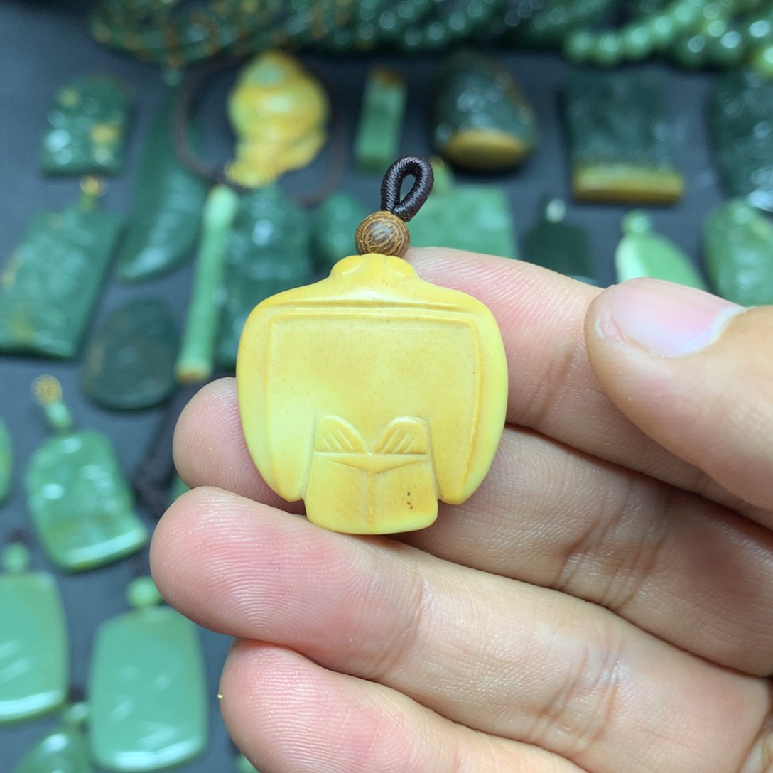 岫岩河磨玉（透闪石质玉）颈饰未镶嵌落****君