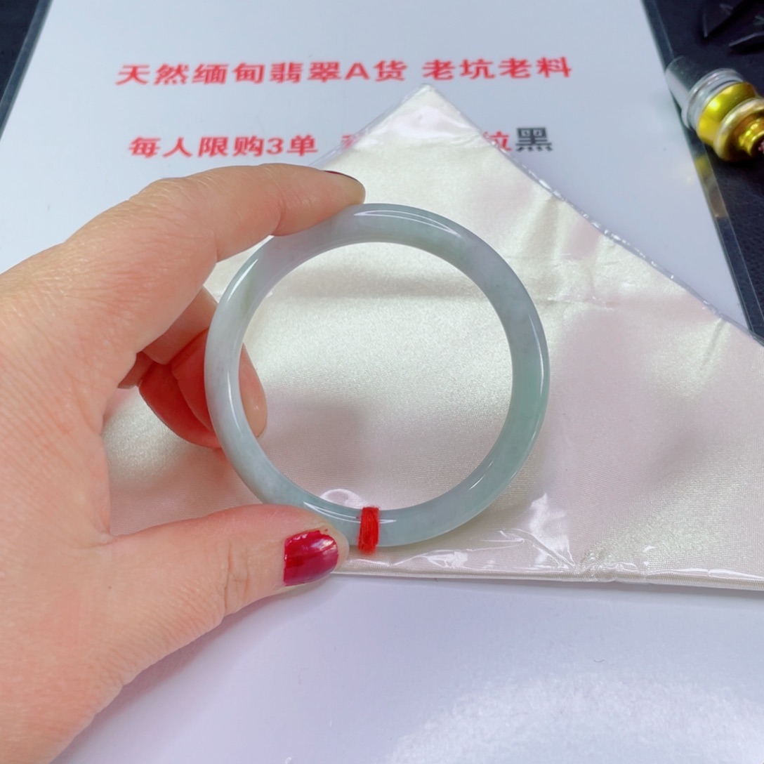翡翠手镯未镶嵌。**。