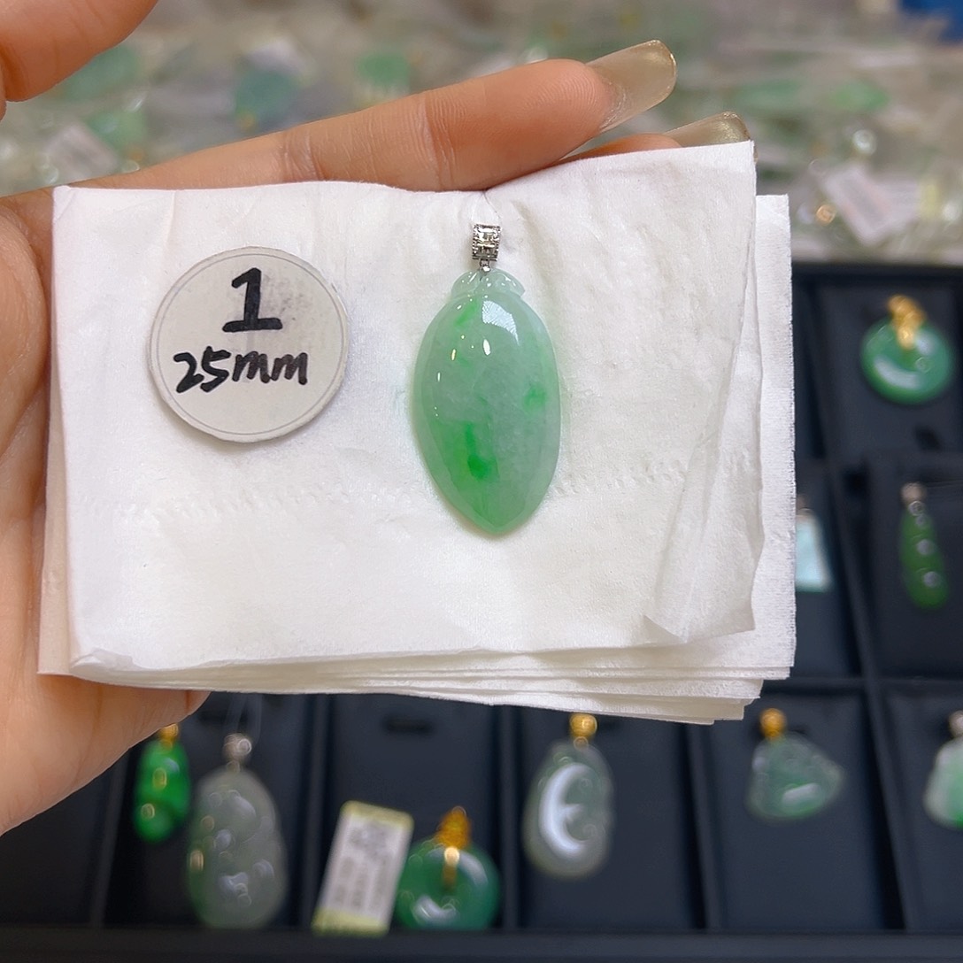 翡翠颈饰18K金镶嵌翡翠