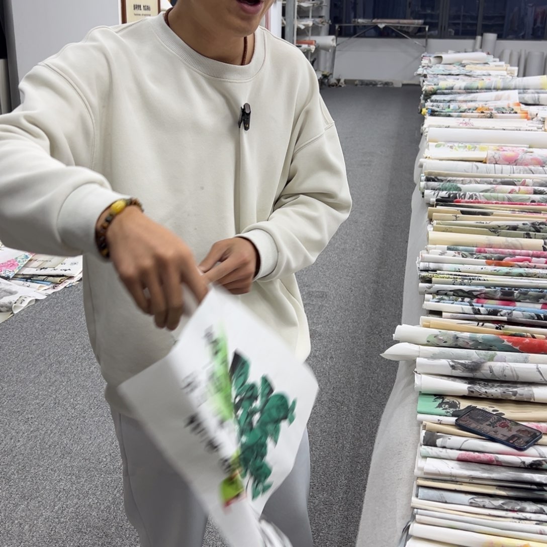 国画卖字画的小男孩