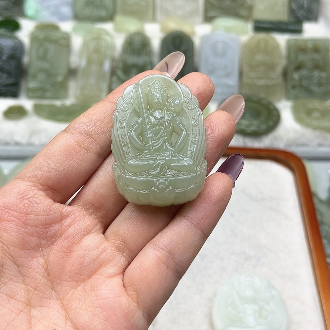 和田玉颈饰未镶嵌?