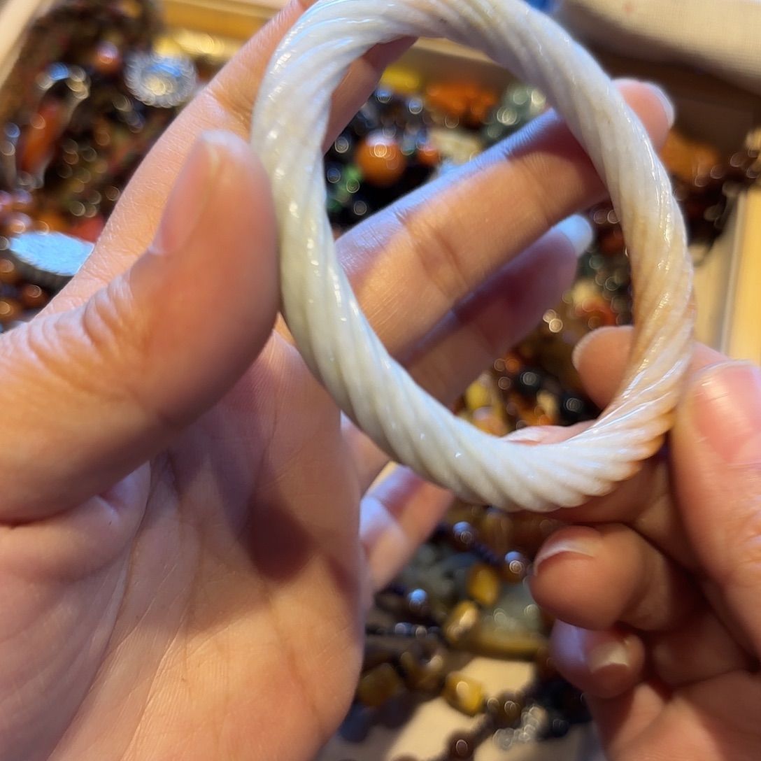 翡翠未镶嵌颈饰，原创