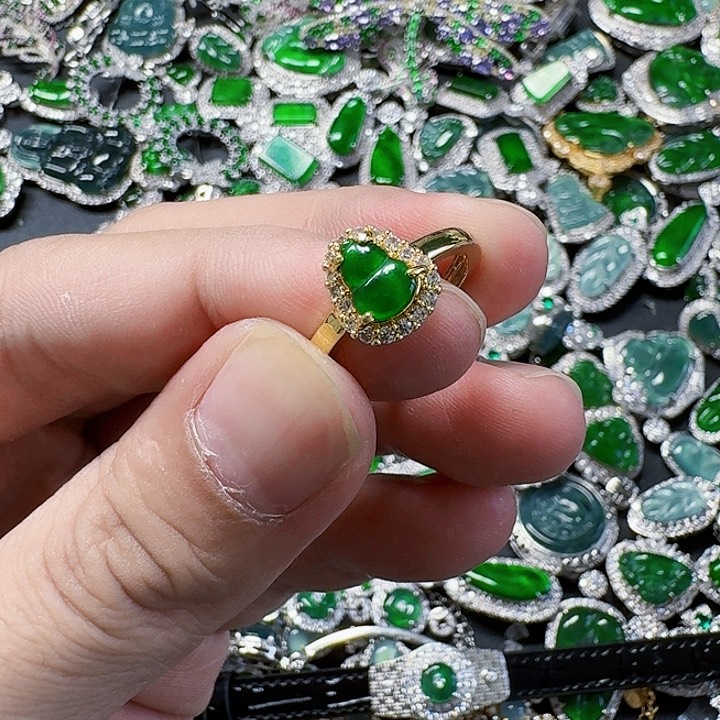 翡翠颈饰未镶嵌天然A货翡翠放漏