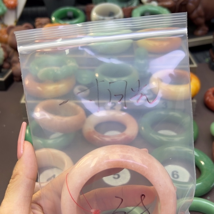 未镶嵌手镯石英岩玉一**光