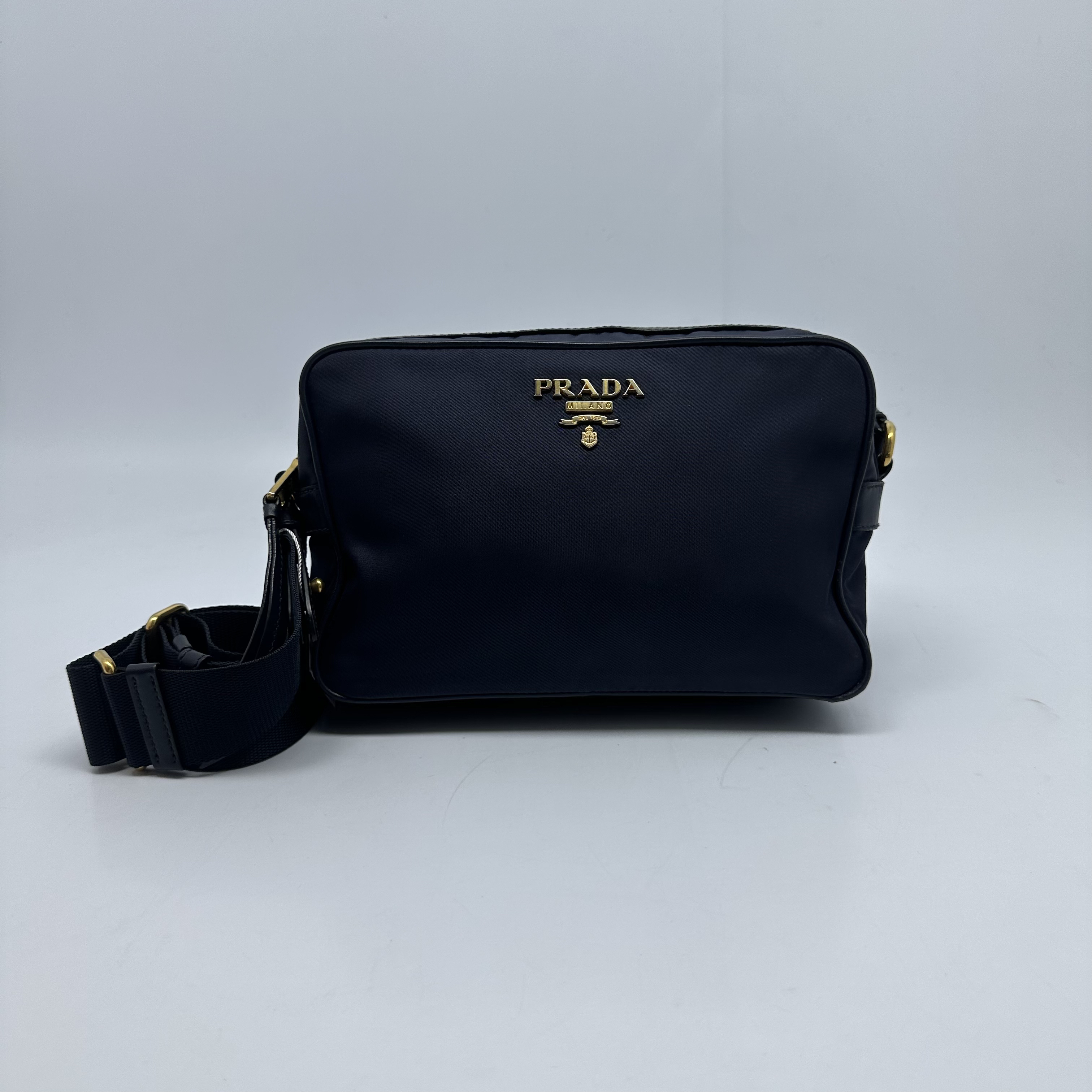 95新 Prada/普拉达 尼龙藏青色斜挎包6149尺寸22*15