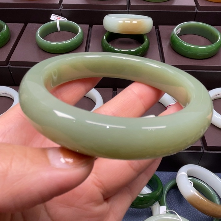 和田玉未镶嵌手镯