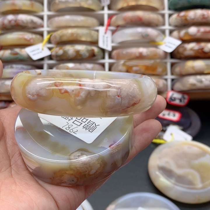 玛瑙/玉髓手镯未镶嵌?****66.6