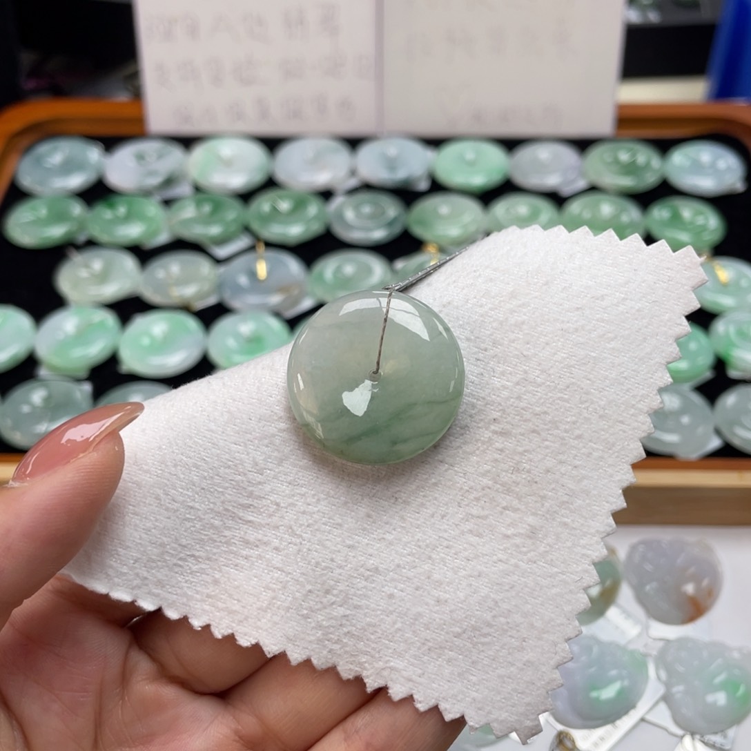 翡翠颈饰未镶嵌平安扣