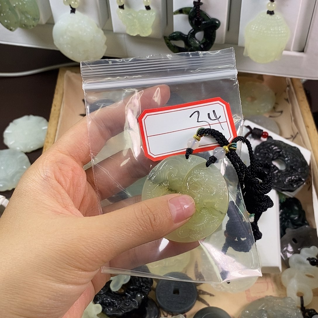 蛇纹石玉颈饰未镶嵌草****多34